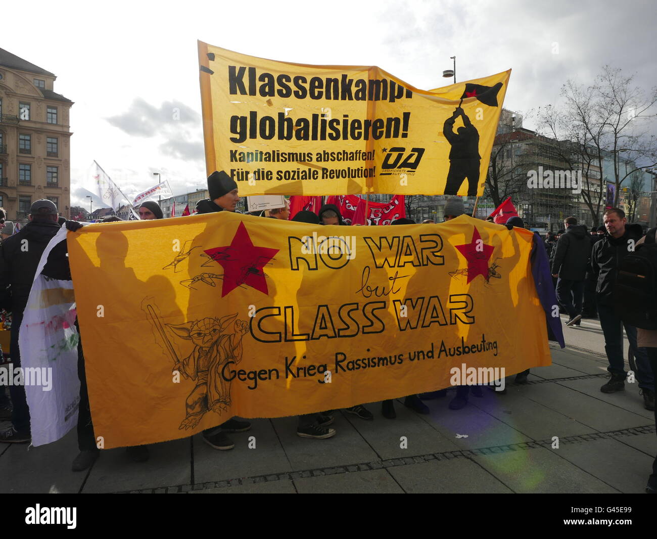 München--13. Februar 2016: Demonstration gegen Nato-Sicherheitskonferenz in München (SiKo) MSC zu protestieren. 52. vom MSC Stockfoto