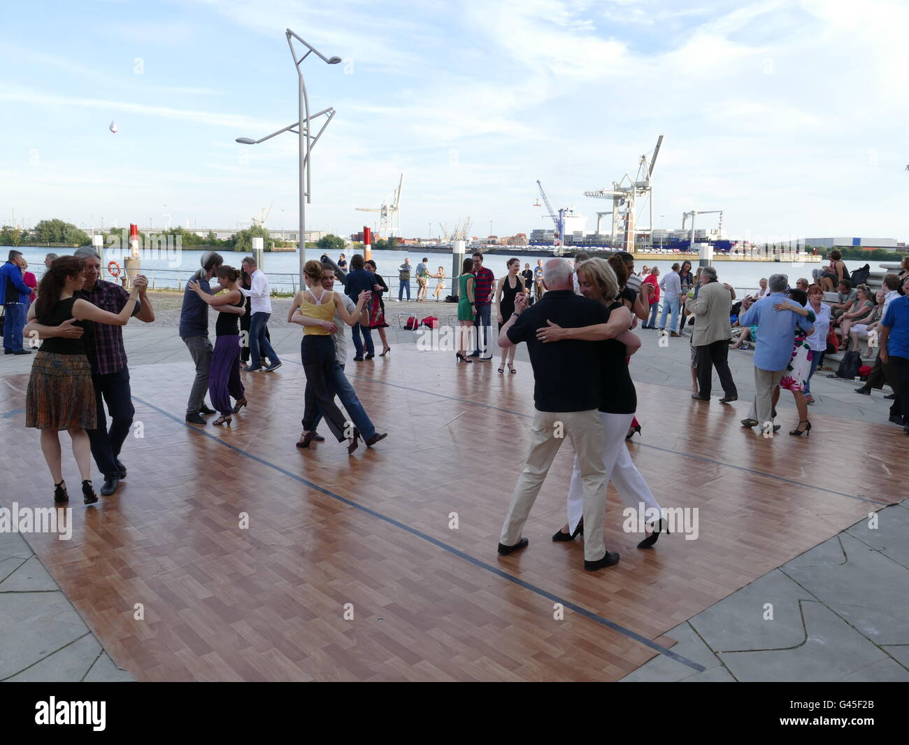Europa Deutschland Hamburg HafenCity Tango tanzen sammeln Stockfoto