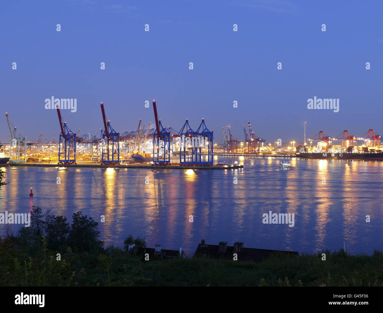 Europa Deutschland Hamburg Kran im Hamburger Hafen auf Elb Fluss Kanal Wasserstraße Stockfoto