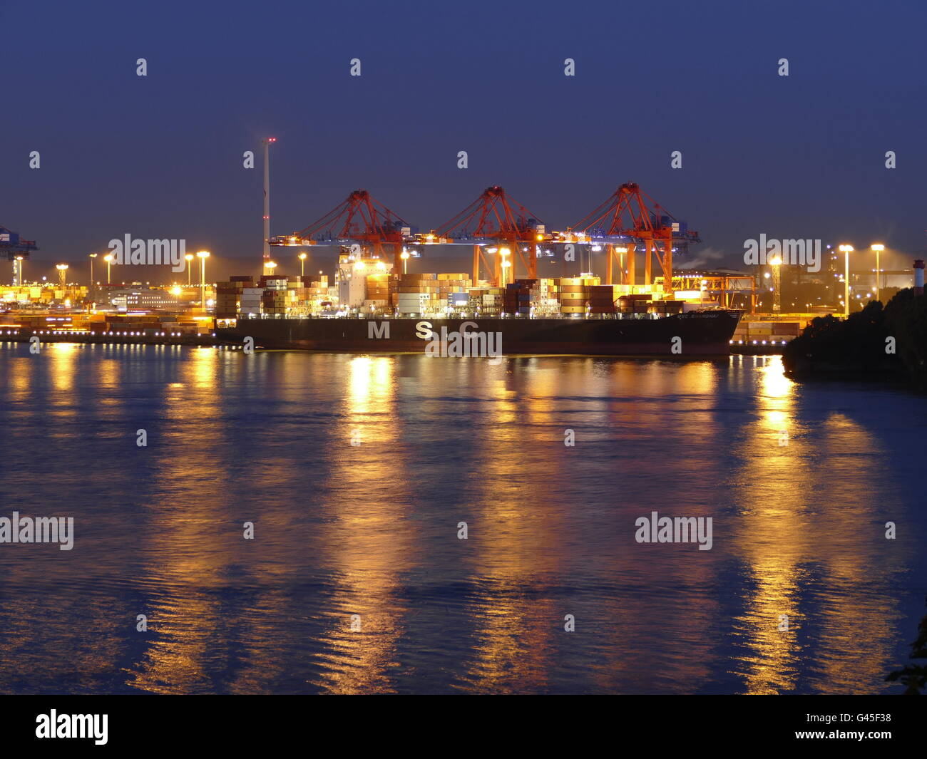 Europa Deutschland Hamburg Kran im Hamburger Hafen auf Elb Fluss Kanal Wasserstraße Stockfoto