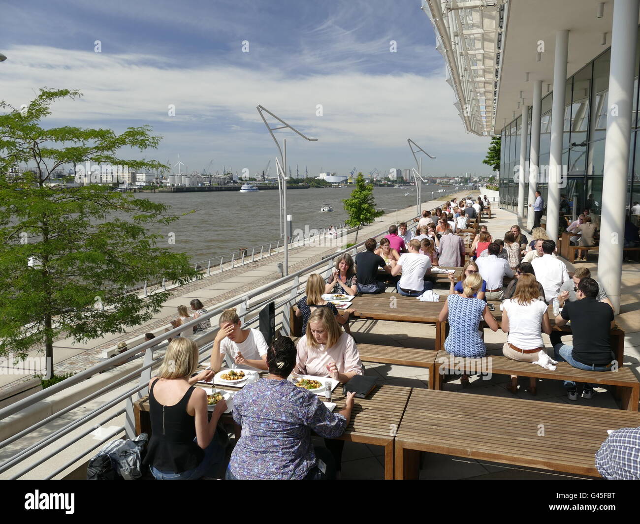 Europa Deutschland Hamburg Hafencity Hamburg Cruise Center. Menschen, die genießen Mittagessen im freien Stockfoto