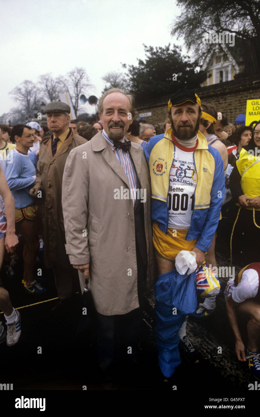Sir Horace Cutler (l), Vorsitzender des Greater London Council, mit der Startnummer 0001, Fred Lebow, Organisator des New York Marathon, vor dem Start des Rennens. Stockfoto