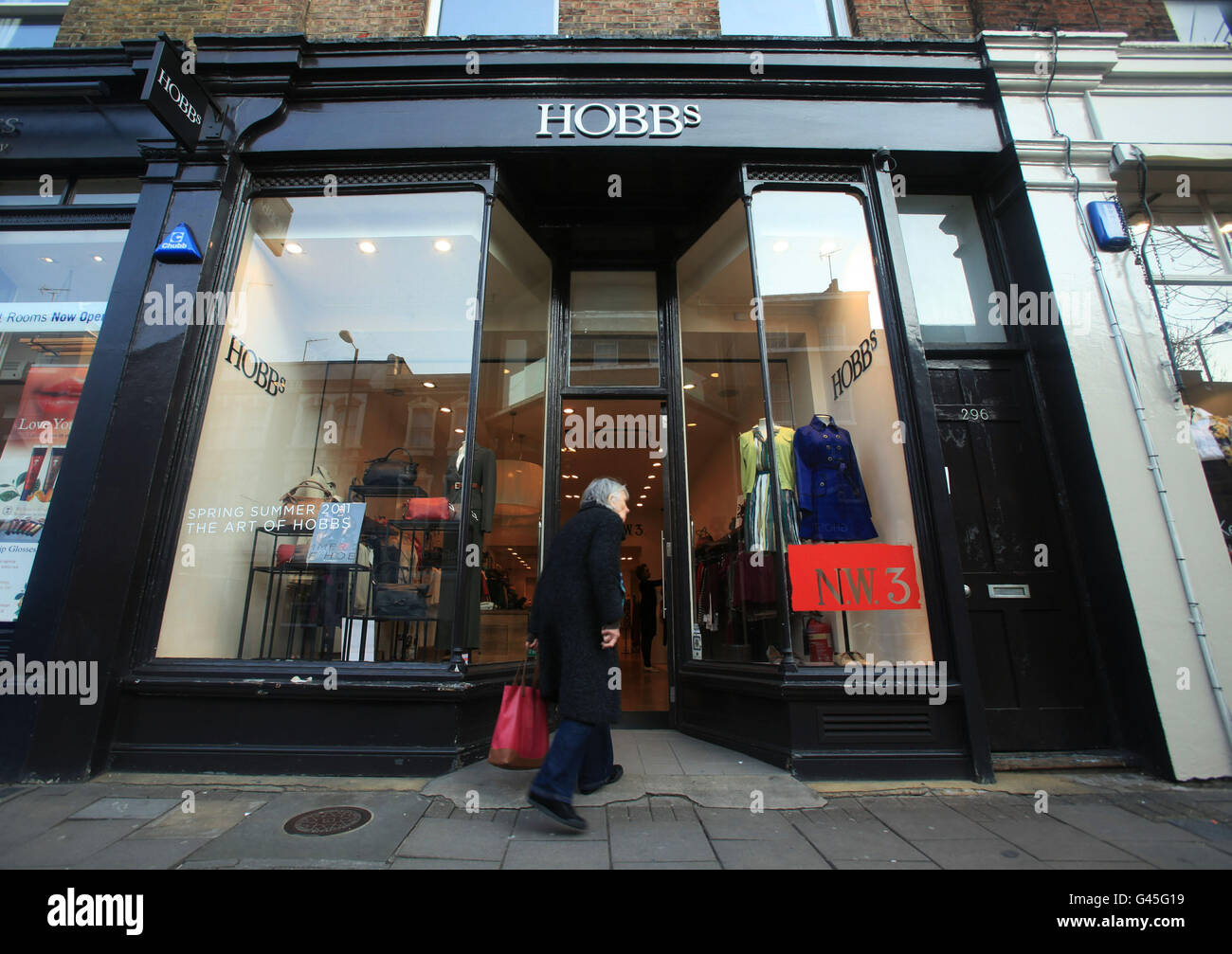 Eine Filiale der Modekette Hobbs in Islington, Nord-London. Die multinationale Private Equity- und Venture Capital-Gesellschaft 3i hält eine Mehrheitsbeteiligung an dem Einzelhändler. Stockfoto