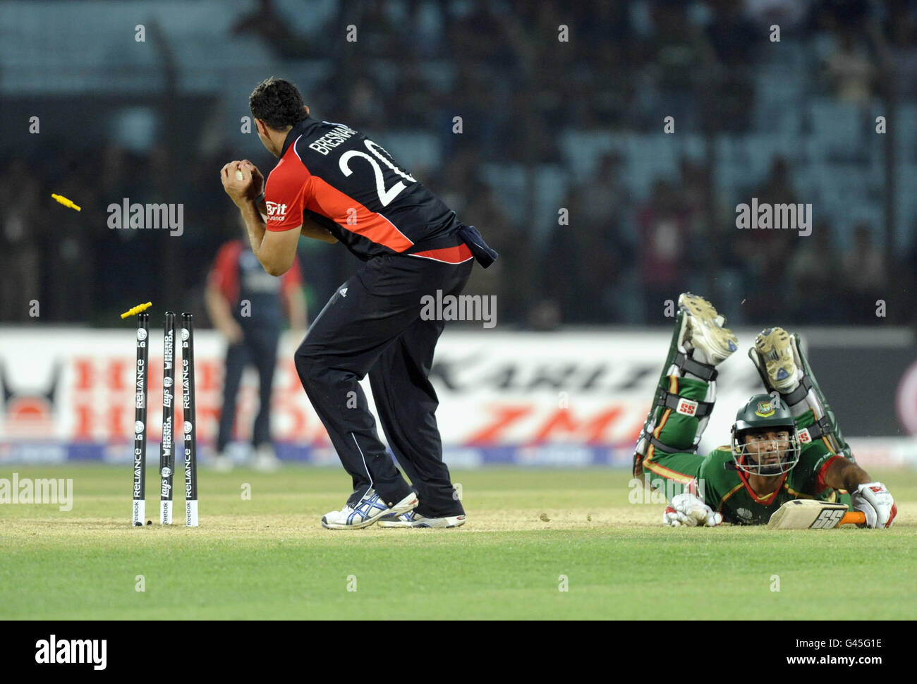 Cricket - 2011 ICC Cricket World Cup - England / Bangladesch - Zahur Ahmed Chowdhury Stadium. Mahmudullah überlebt einen Run während des ICC Cricket World Cup Spiels im Zahur Ahmed Chowdhury Stadion in Chittagong in Bangladesch. Stockfoto