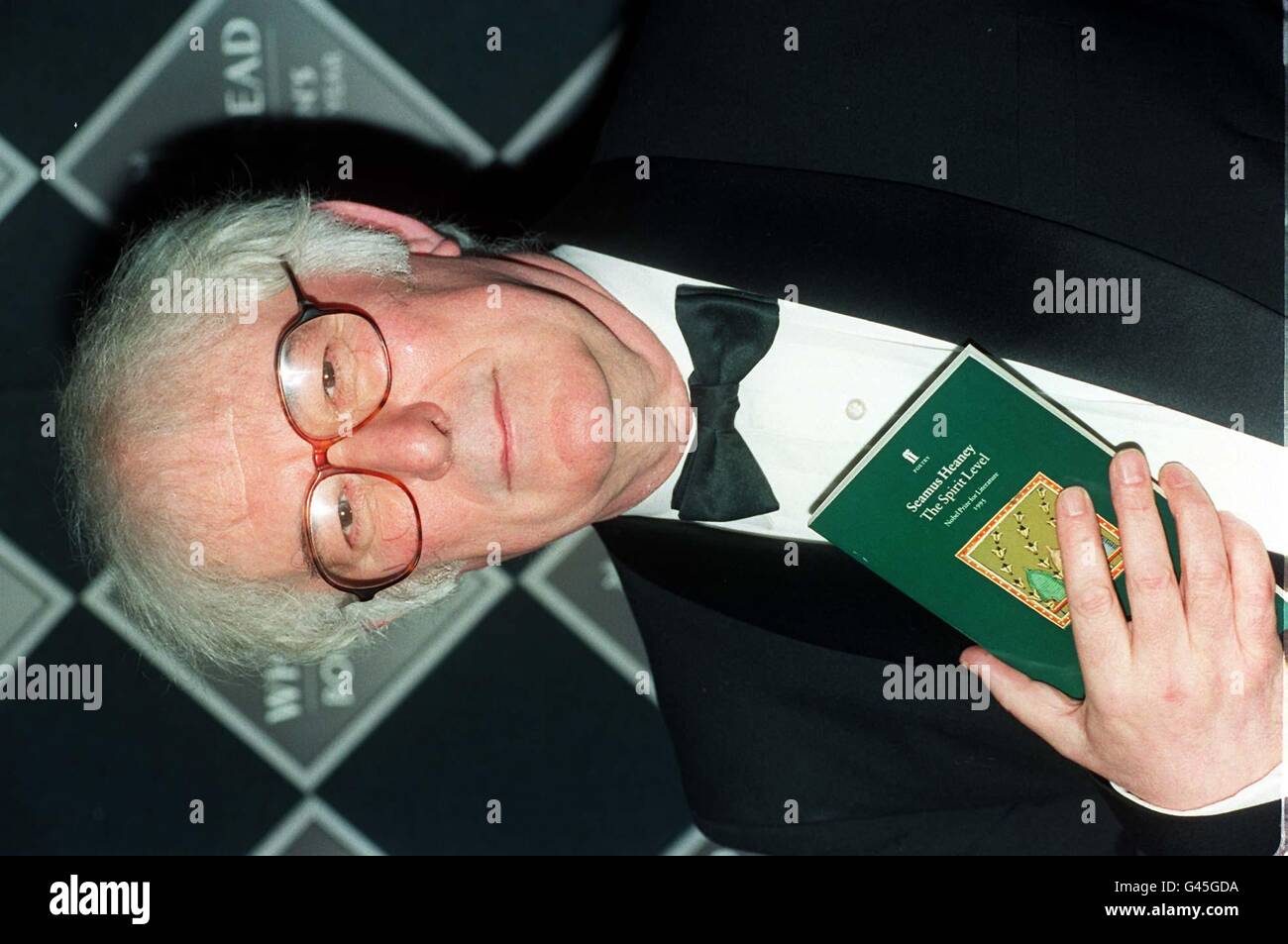 Seamus Heaney, der mit seinem Buch The Spirit Level in London den Whitbread Book of the Year 1996 Award gewann. Stockfoto