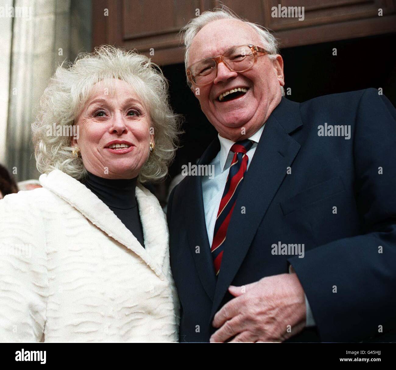 Der Fernsehmoderator und ehemalige Goon, Sir Harry Secombe, mit der Schauspielerin Barbara Windsor in St. Paul's, der Schauspielerkirche im Londoner Covent Garden, ist heute (Dienstag) anlässlich des Gedenkgottesdienstes der im Oktober verstorbenen Comic-Schauspielerin Beryl Reid im Alter von 76 Jahren zu sehen. Siehe PA Story CHURCH Reid. Foto von David Kepskin. Stockfoto