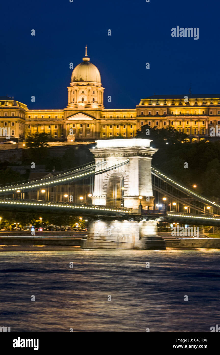 Der ehemalige Königspalast und die älteste Brücke, die Széchenyi Kettenbrücke in Budapest in Ungarn. Die Kettenbrücke wurde von entworfen Stockfoto