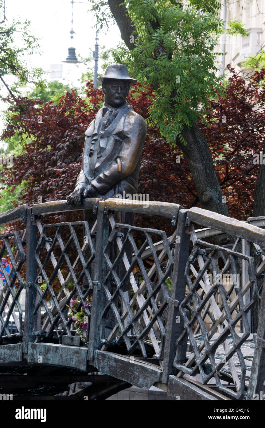 Eine Statue von Imre Nagy, einem Nationalhelden in der Nähe des ungarischen Parlaments neben dem Kossuth-Platz in Budapest, Ungarn. Stockfoto