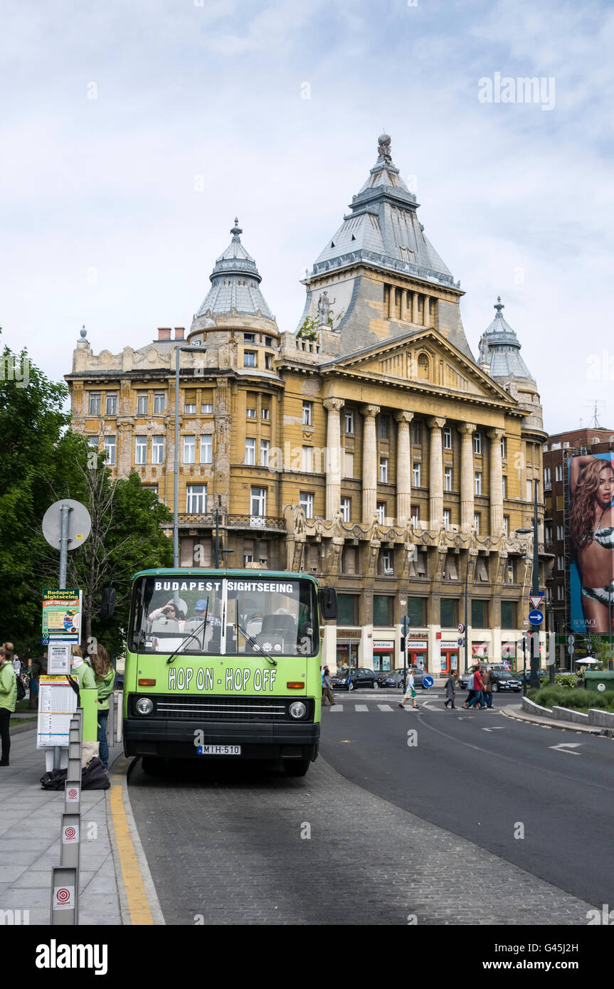 Ein Tourist Hop-on-Hop-off Bus in Erzsébet Quadrat (Erzsébet Tér) in Budapest in Ungarn. Stockfoto