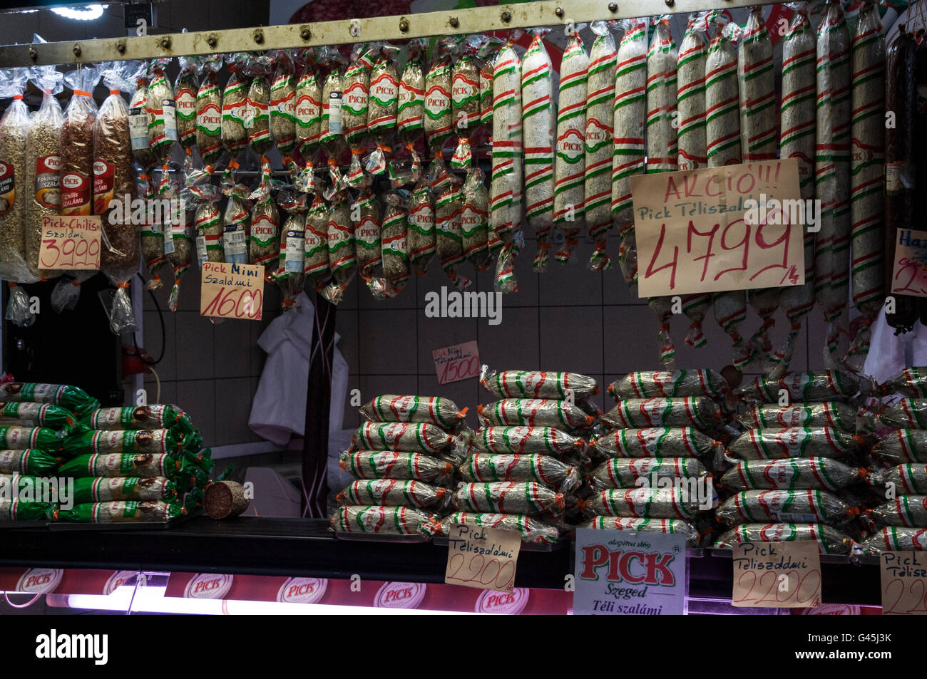 Ungarische Salami auf Verkauf in zentralen Markthalle, die größte und älteste Markthalle in Budapest in Ungarn Stockfoto