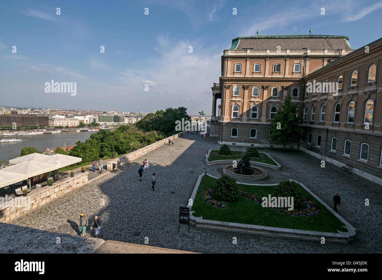 Budapest Terrasse neben dem ehemaligen Königspalast, der Ungarischen Nationalgalerie auf dem Budaer Burgberg in Budapest, Ungarn. Der National Galler Stockfoto