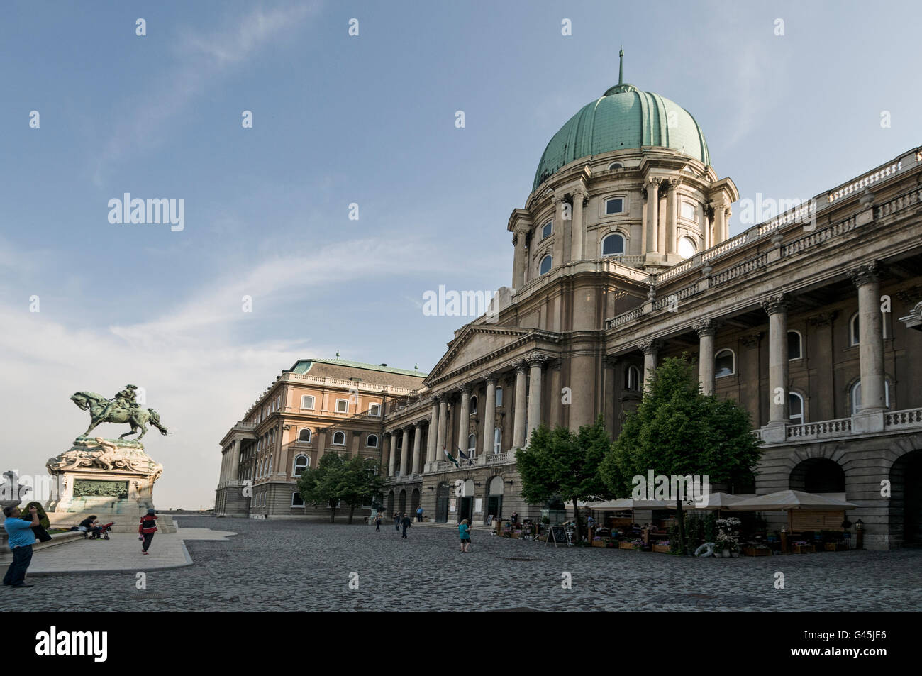 Die Reiterstatue von Prinz Eugene des Wirsings steht auf der Donauterrasse vor dem ehemaligen Königspalast nun die Hungari Stockfoto