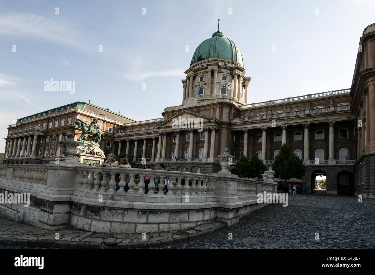 Die Reiterstatue von Prinz Eugene des Wirsings steht auf der Donauterrasse vor dem ehemaligen Königspalast. Stockfoto