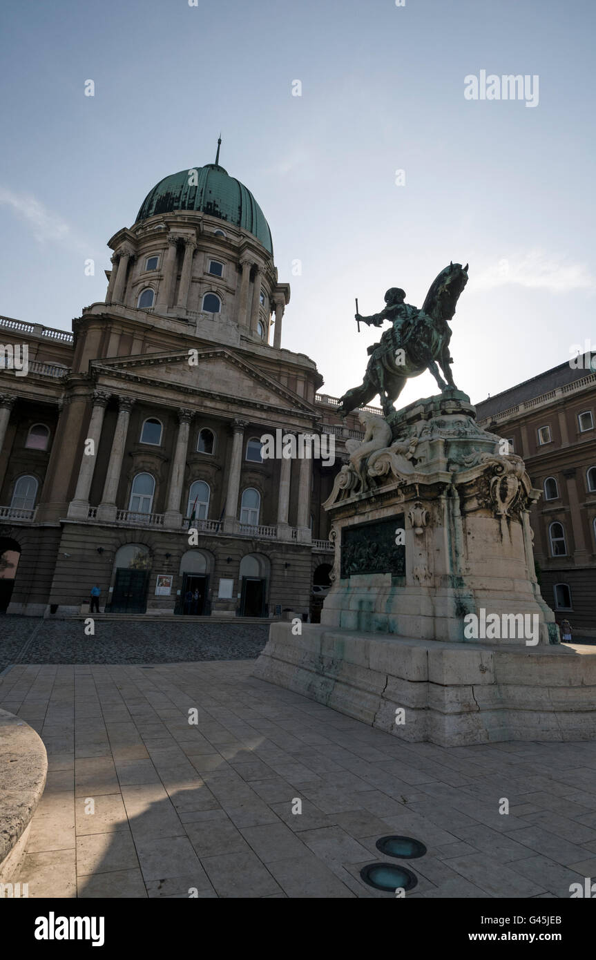 Die Reiterstatue des Prinzen Eugen von Savoyen steht auf der Donauterrasse vor dem ehemaligen Königspalast, dem heutigen Ungarn Stockfoto