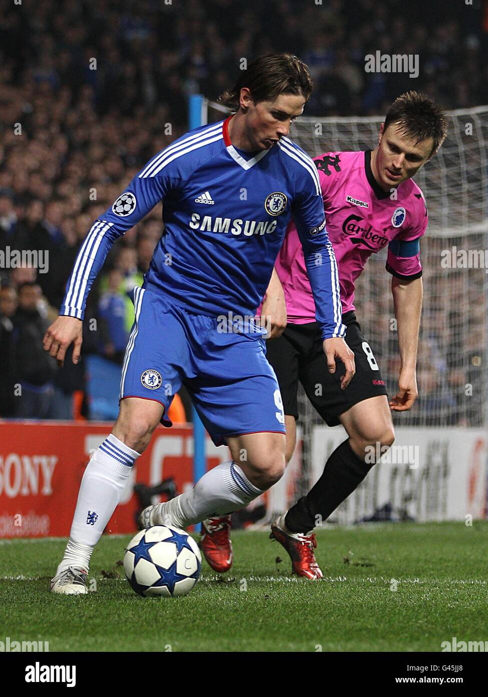 Fußball - UEFA Champions League - 16. Runde - zweite Etappe - Chelsea gegen FC Kopenhagen - Stamford Bridge. Chelsea's Fernando Torres (links) schützt den Ball vor William Kvist vom FC Kopenhagen Stockfoto