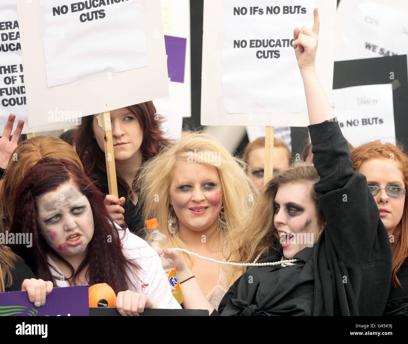 Studenten, die als Zombies vom Glasgow College gekleidet sind, kommen im schottischen parlament in Edinburgh an, mit einer Petition gegen Pläne, Kurse zu übertragen. Stockfoto