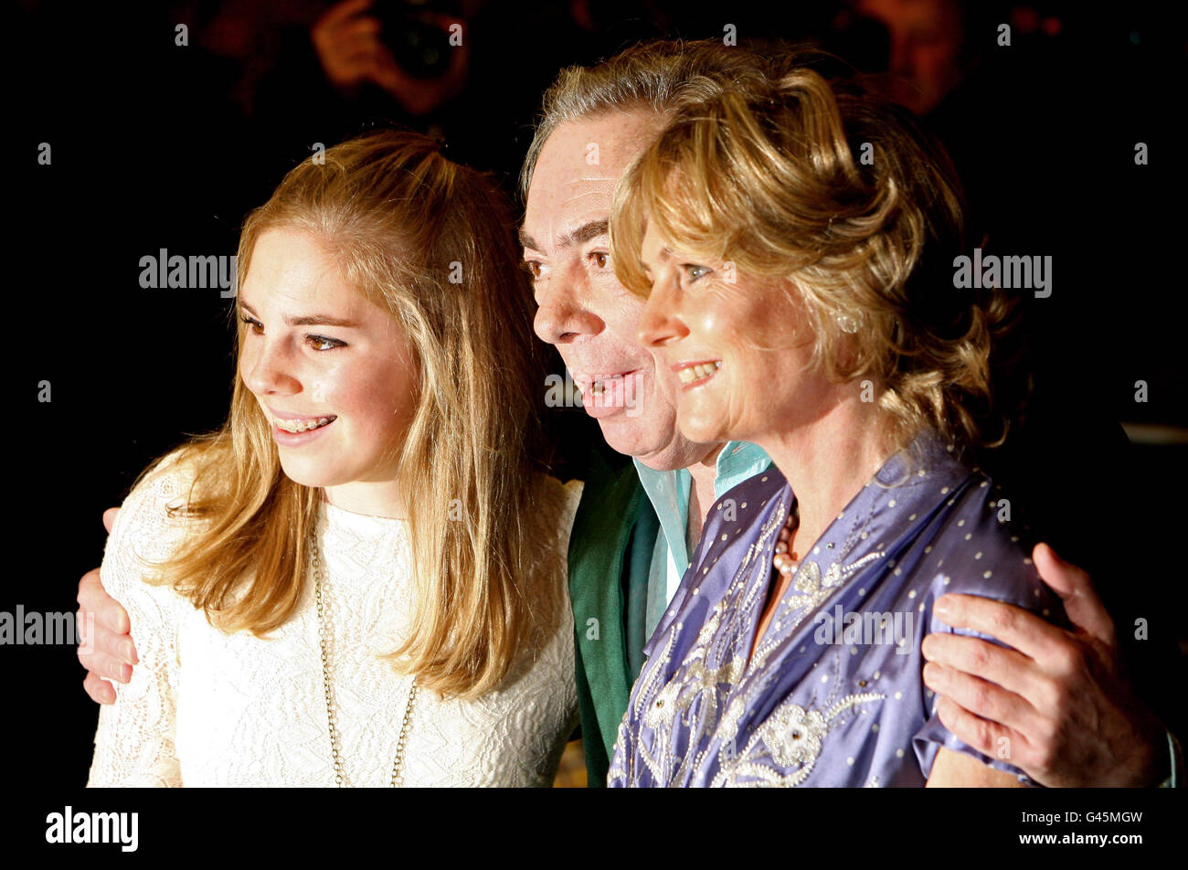 Sir Andrew Lloyd Webber und seine Frau Madeleine (rechts) und Tochter Isabella (links) kommen zu einer Presseveranstaltung für "The Wizard of Oz" im Londoner Palladium im Zentrum Londons. Stockfoto