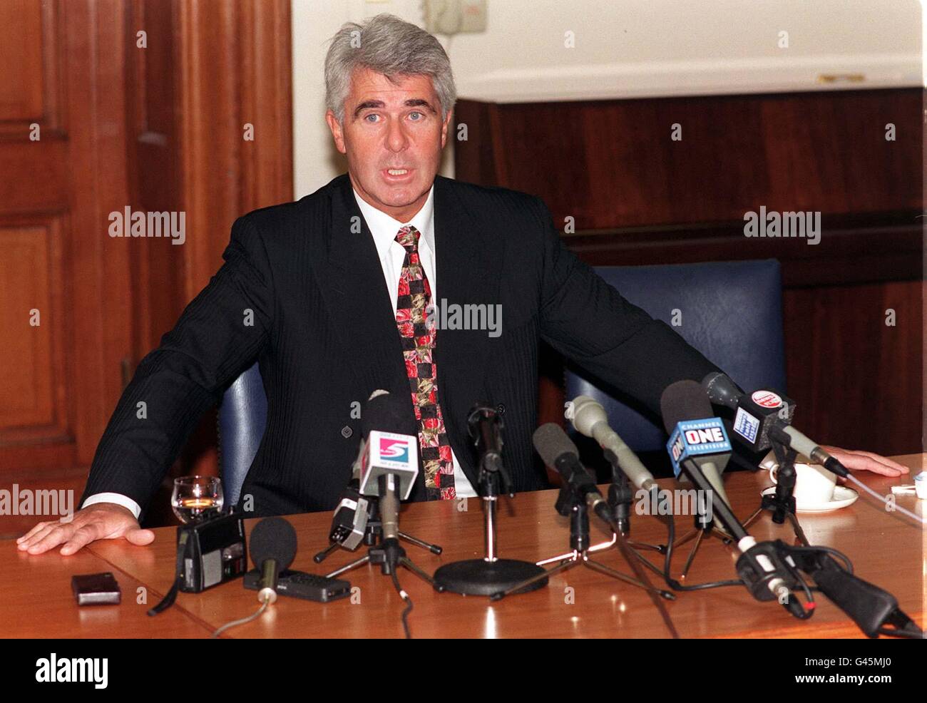 Der Publizist Max Clifford hält heute Nachmittag (Dienstag) eine Pressekonferenz im King's College Hospital in London, wo er über seine Kundin Mandy Allwood sprach. Frau Allwood wurde gestern ins Krankenhaus eingeliefert, nachdem sie drei der acht erwarteten Babys verloren hatte. Foto von Tim Dickinson/PA. SIEHE PA GESCHICHTE GESUNDHEIT ALLWOOD. Stockfoto
