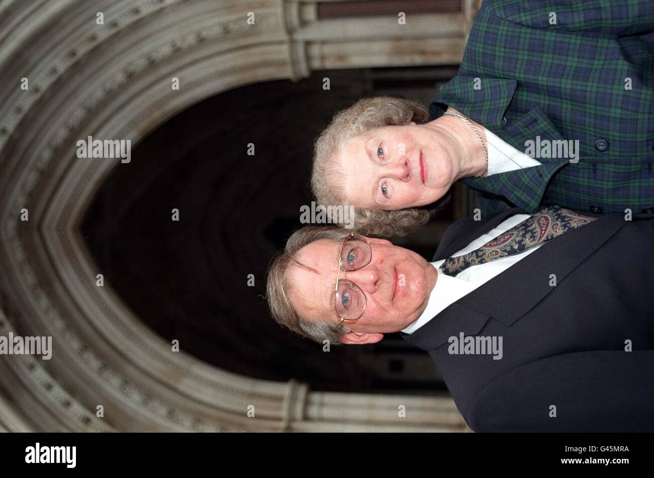 Maurice und Audrey Balchin stehen heute (Freitag) vor dem High Court in London, wo sie ein Urteil gegen den ehemaligen Verkehrsminister John MacGregor gewonnen haben, der wegen Missstände in der Verwaltung wegen der Behandlung der Notlage des Paares für schuldig befunden wurde. Das heutige Urteil eröffnete den Weg zu einer möglichen 1 Million plus Schäden und Verletzungen, nachdem das Traumhaus des Paares in Wroxham, Norfolk, aufgrund eines neuen Umgehungskonzepts wertlos wurde. Siehe PA Geschichte COURTS House. Foto von Rebecca Naden/PA. Stockfoto