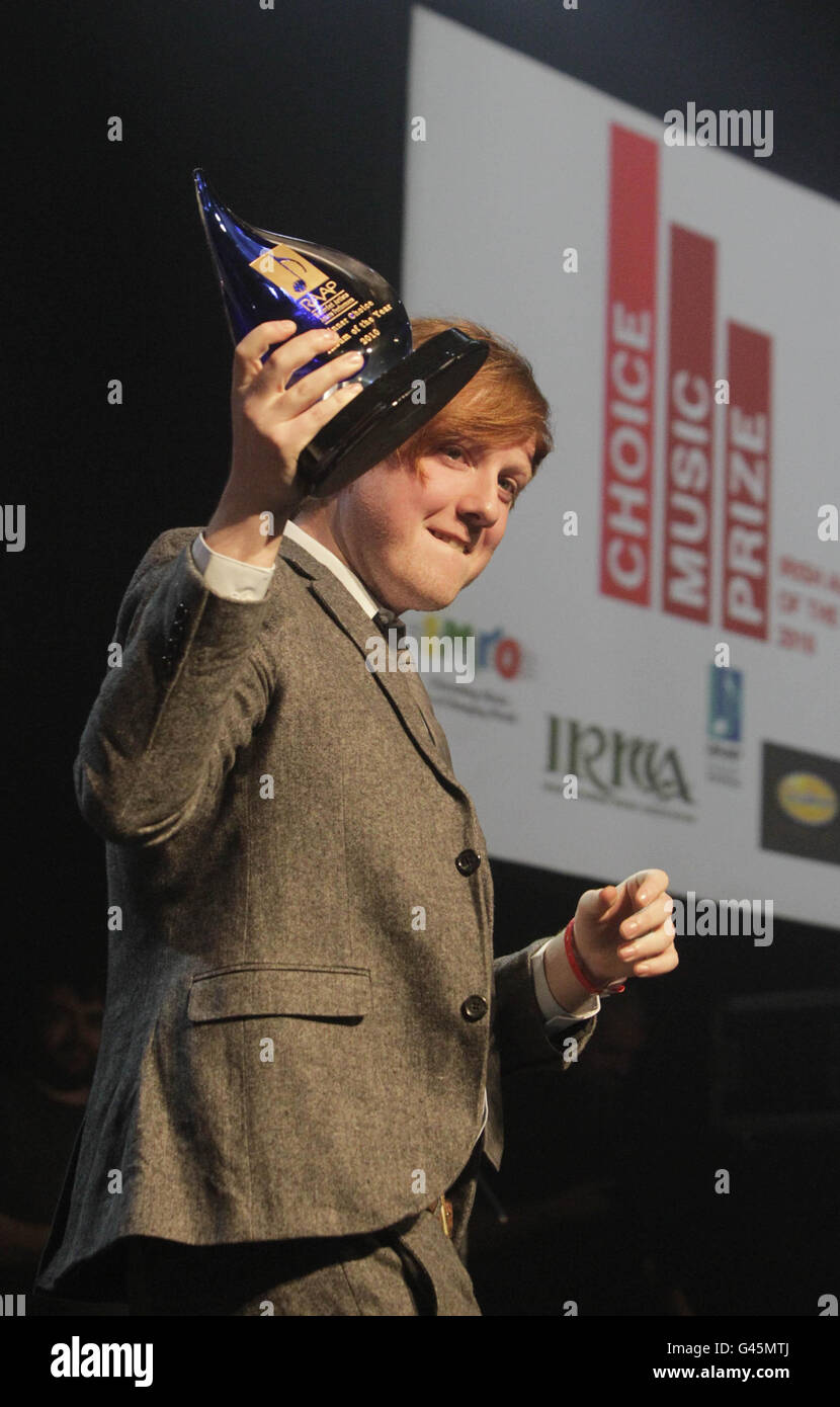 Choice Music Awards - Dublin. Alex Trimble vom Two Door Cinema Club feiert den Gewinn des Choice Music Award in Dublin. Stockfoto