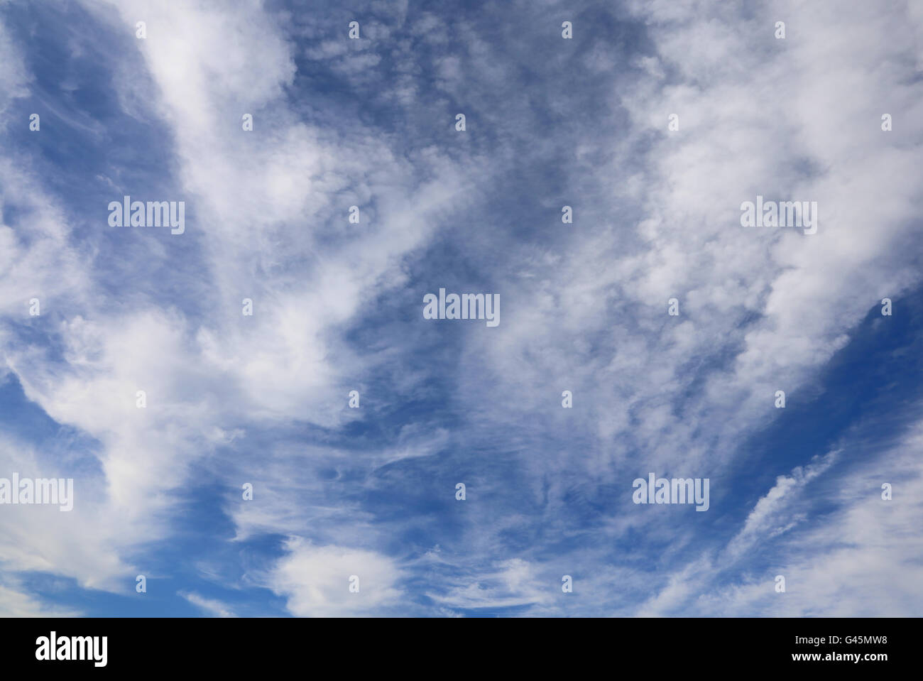 viele weiße Wolken aller Formen in den blauen Himmel Stockfoto