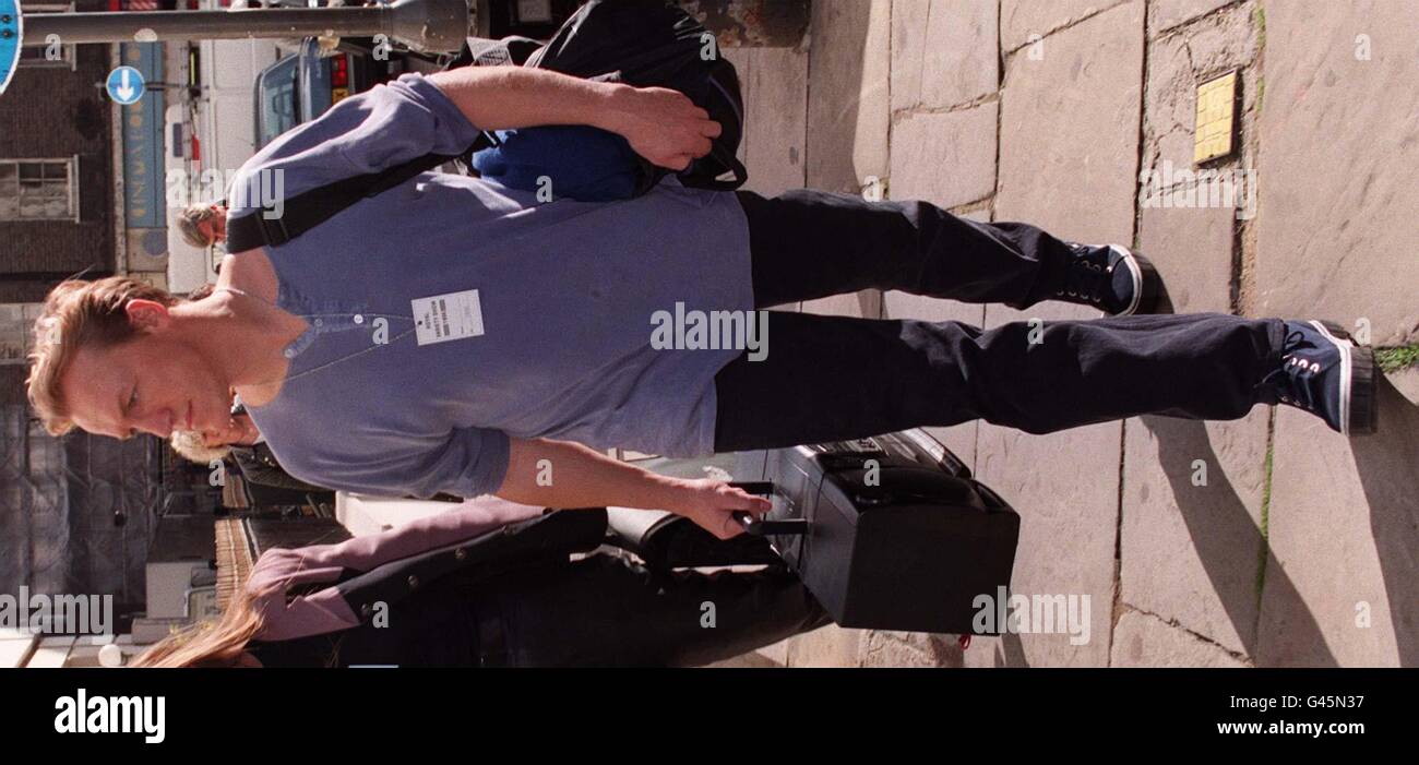 Der Sänger Jerome Flynn von der Pop-Combo Robson und Jerome kommt heute Morgen (Montag) im Londoner Dominion Theatre zur Generalprobe der heutigen Royal Variety Performance an, die in Anwesenheit des Prince of Wales aufgeführt wird. Von Dave Khskin/PA. Stockfoto