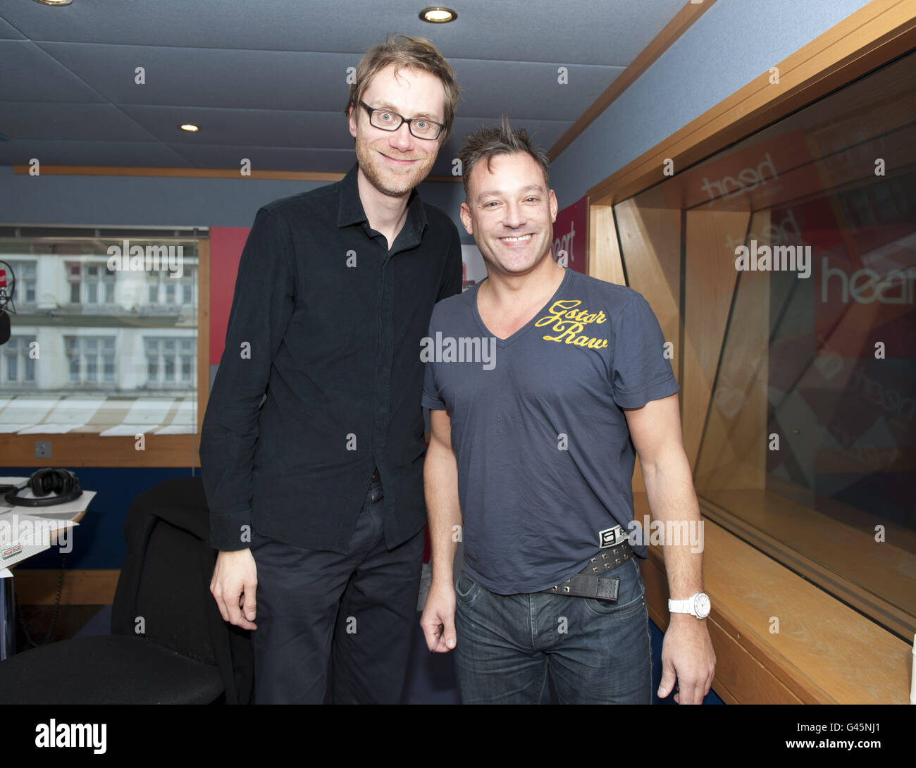 Stephen Merchant (links) und Toby Anstis haben während des 2011 einen Herzschlag, eine Wohltätigkeitsorganisation von Heart FM, die Geld für Kinderhospizes UK gesammelt hat, in den Heart FM Studios im Zentrum von London. Stockfoto