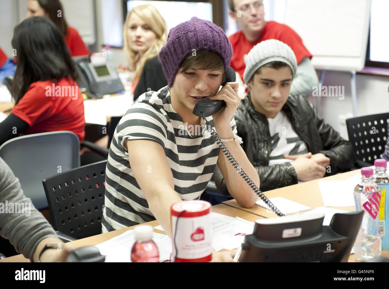 Louis Tomlinson von One Direction, der die Telefone während der 2011 an Herz appelliert, die Wohltätigkeitsorganisation von Heart FM, die Geld für Kinderhospizes in Großbritannien gesammelt hat, in den Heart FM Studios im Zentrum von London. Stockfoto