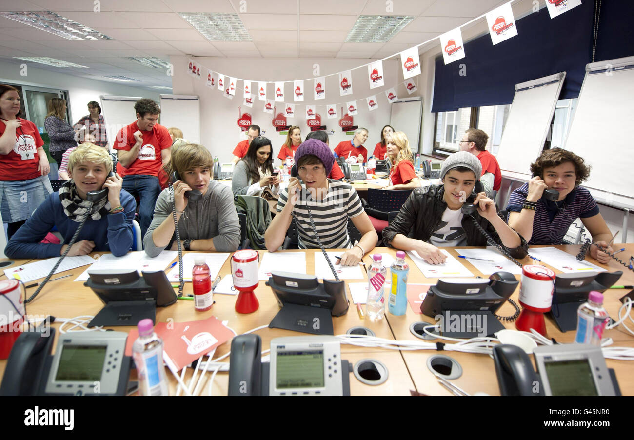 Eine Richtung (von links nach rechts: Niall Horan, Liam Payne, Louis Tomlinson, Zayn Malik und Harry Styles), die während des 2011 die Telefone anspricht, hat einen Herzschlag, die Wohltätigkeitsorganisation von Heart FM, die Geld für Kinderhospizes UK in den Heart FM Studios im Zentrum von London einsammeln. Stockfoto