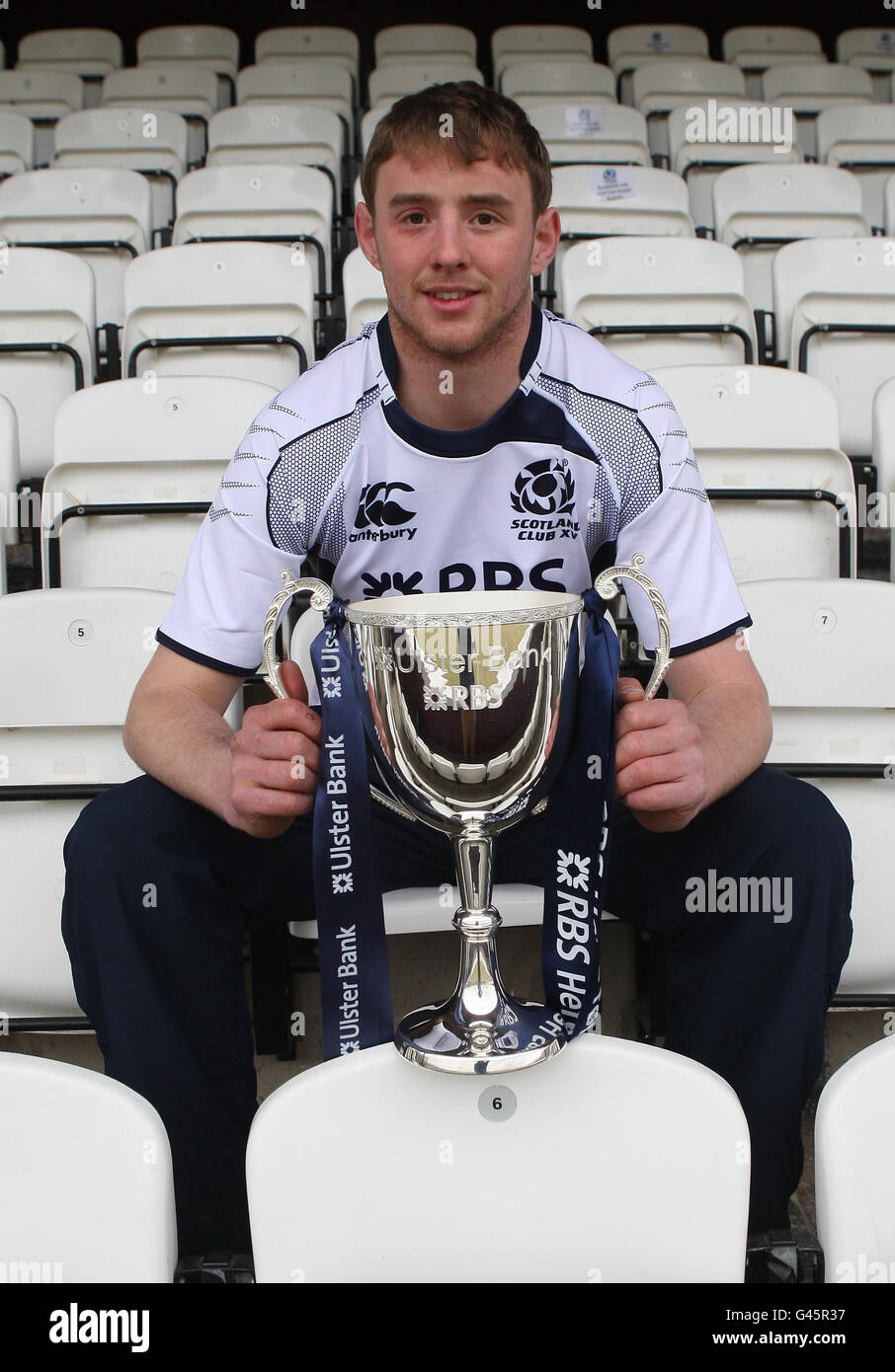 Scotland Club International Scott Wright enthüllt den neuen Pokal für die zweijährliche Show der Side gegen den Ireland Club International während der Fotowand bei der Gala RFC, Netherdale. Stockfoto