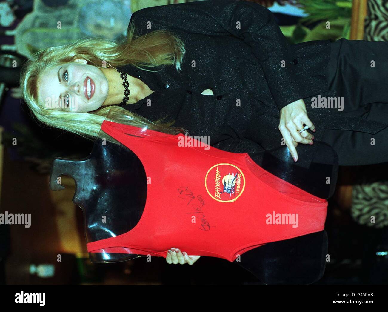 Gena Lee Nolin, Star der erfolgreichen TV-Serie "Baywatch", stellt heute ihre Badesachen zu London Restaurant "Planet Hollywood" (FR). Foto von David Cheskin/PA. Stockfoto