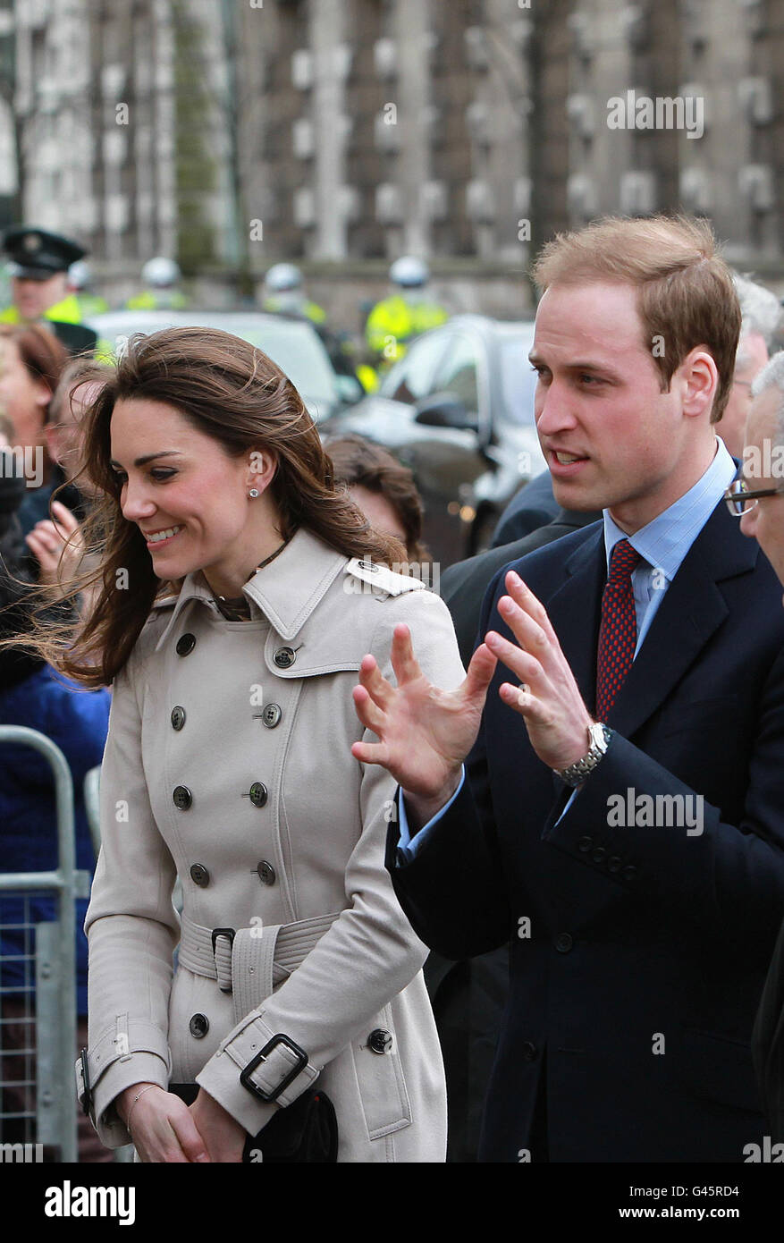 Prinz William und Kate Middleton kommen im Youth Action Northern Ireland Centre in Belfast an. Das Paar schaute sich ein kurzes Stück an und traf einige der Menschenmassen außerhalb des Zentrums während ihres eintägigen Besuchs in Nordirland. Stockfoto