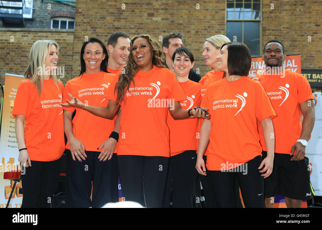 Spice Girl Mel B (Mitte) während der Eröffnung der International Fitness Week auf dem Old Spitalfields Market in London. Stockfoto