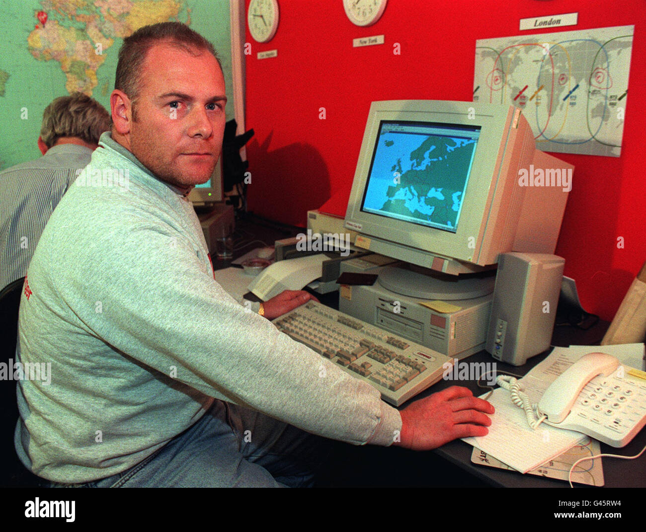 Rory McCarthy, heute (Mi) im Virgin Control Room in Kensington, wo er den Fortschritt von Richard Bransons Versuch, einen Ballon um die Welt zu fahren, beobachtete, nachdem er gezwungen wurde, sich aus dem Wagnis zu zurückziehen, als ein Arzt ihn warnte, dass er zu krank sei, um zu gehen. Alex Ritchie, McCarthys Ersatz im Ballon, wurde als Held gefeiert, nachdem er den Ballon zu einer sicheren Landung gebracht hatte, als er 18 Stunden nach dem Start zu Boden stürzte. Siehe PA Story AIR Branson. Foto von Neil Munns/PA Stockfoto