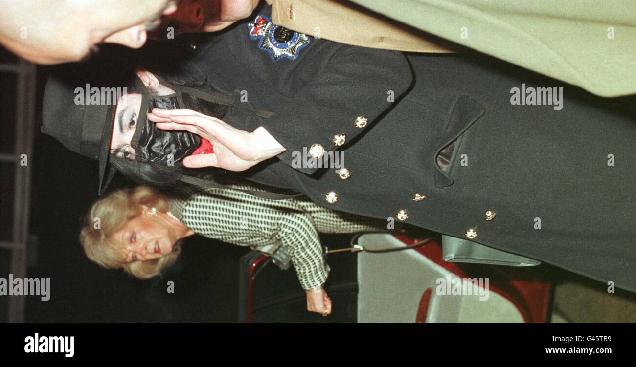 Der amerikanische Pop-Superstar Michael Jackson trägt ein Metropolitan Police-Abzeichen auf seiner Jacke, als er heute Abend (Donnerstag) am Londoner Flughafen Heathrow ankommt. Der Star lehnte es ab, mit Reportern zu sprechen. Foto von Tim Ockenden/PA. SIEHE PA STORY SHOWBIZ JACKSON. Stockfoto