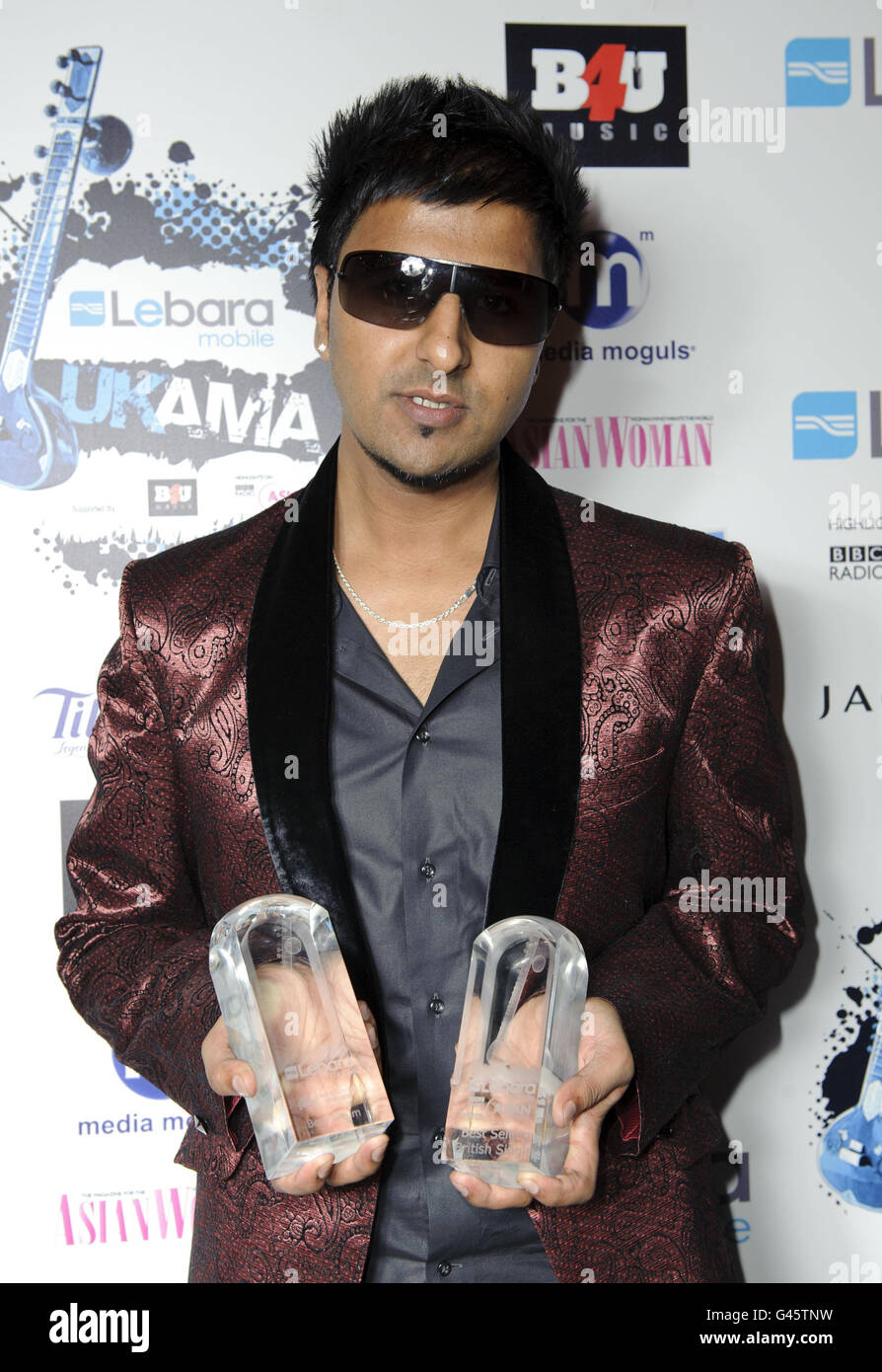 Best Selling Single und Best Album Award Gewinner Punjabi von Nature im Backstage-Bild bei den UK Asian Music Awards, im Roundhouse im Norden Londons. Stockfoto