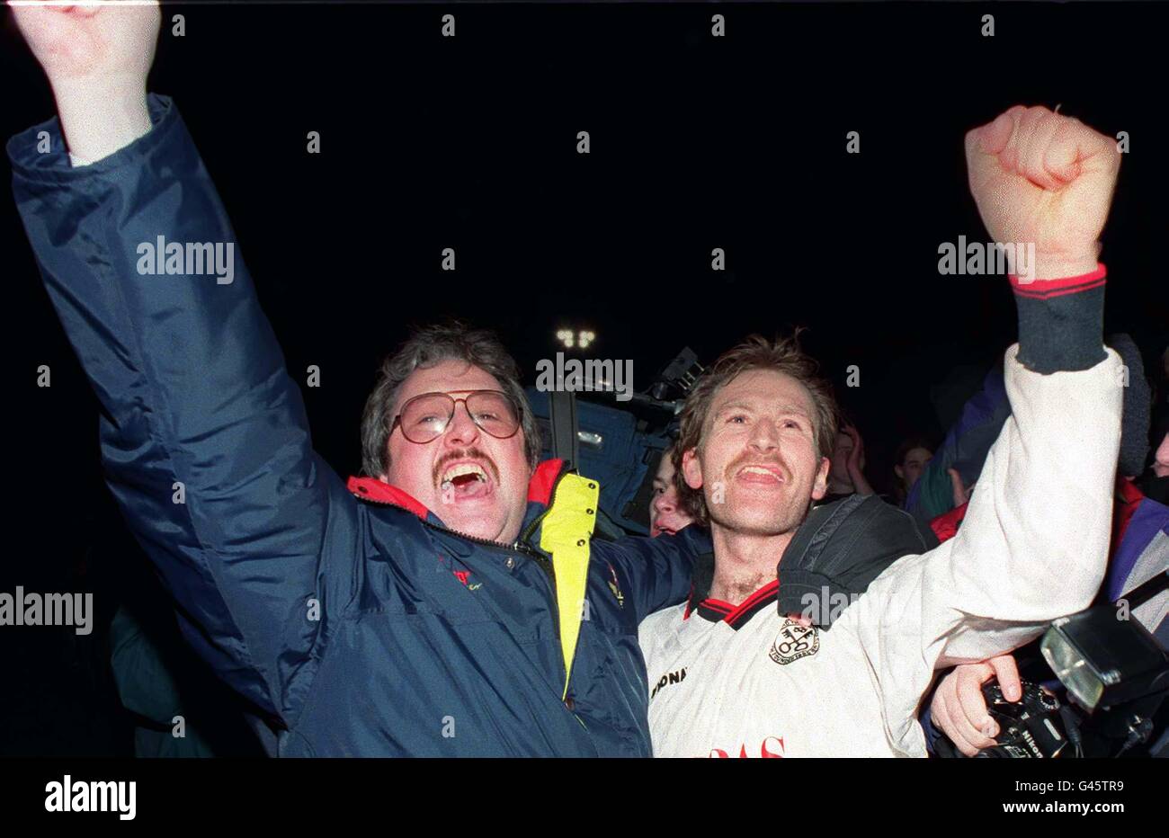 Hednesford feiern ihre FA-Cup-Sieg über York letzte Nacht (Mo), wie Manager John Baldwin seine Spieler an der Seitenlinie verbindet. Die Vauxhall-Konferenz Seite Gesicht jetzt Premier Riesen Middlesbrough in die nächste Runde. Foto: PA. Stockfoto