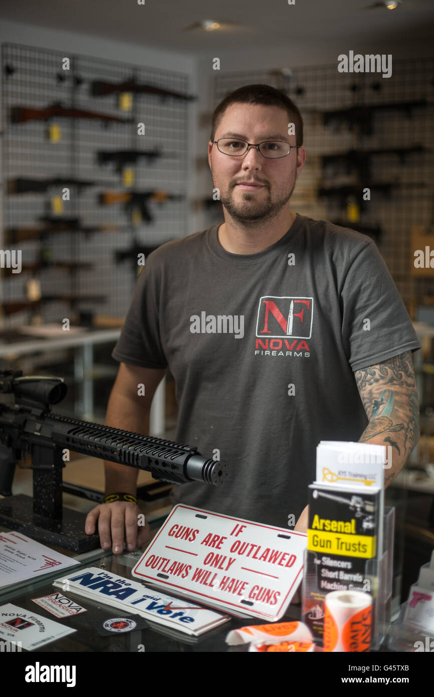Besitzer von NOVA Schusswaffen j.b. Gates hinter einer Theke in seinem Geschäft in der 4. November 2015 in McLean Virginia. NOVA Feuerwaffen musste Stockfoto