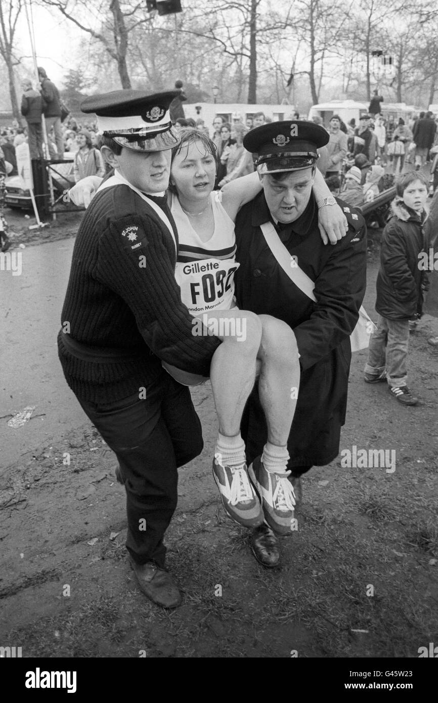 Die 29-jährige Pamela Tarry wird nach dem Marathon von den Ambulancemen des Heiligen Johannes getragen. Stockfoto