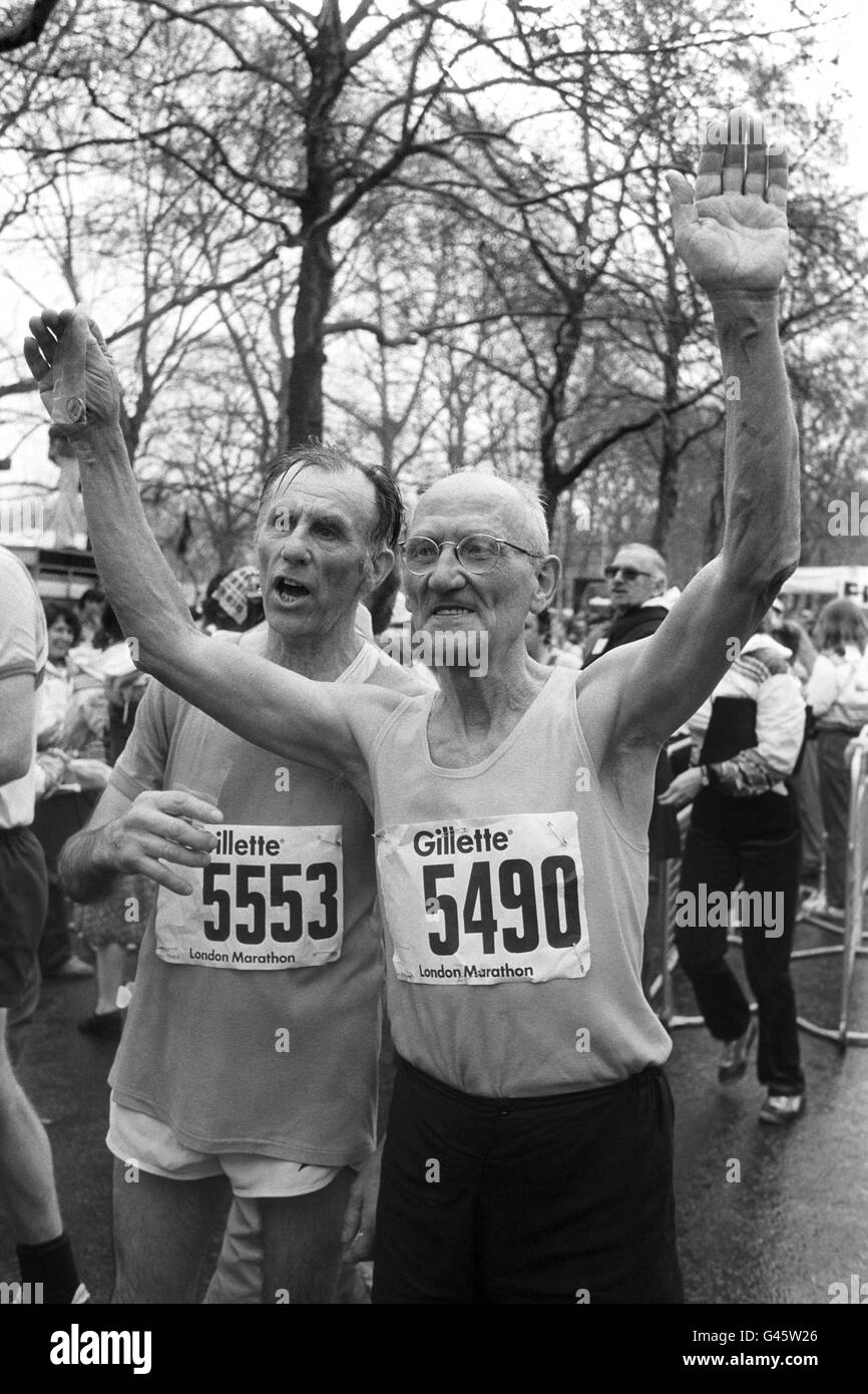 Leonard Rolls , 70, einer der ältesten Teilnehmer feiert nach dem Marathon. Mit ihm ist ein etwas jüngerer 61-jähriger John Walker (l.). Stockfoto