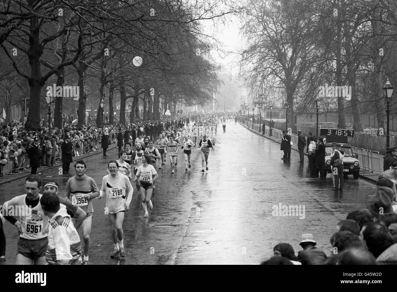 Leichtathletik - Der Gillette London Marathon 1981 - Pall Mall. Die Teilnehmer, die entlang der Pall Mall in Richtung Buckingham Palace laufen, machen sich auf den Weg zum Ziel am Constitution Hill. Stockfoto