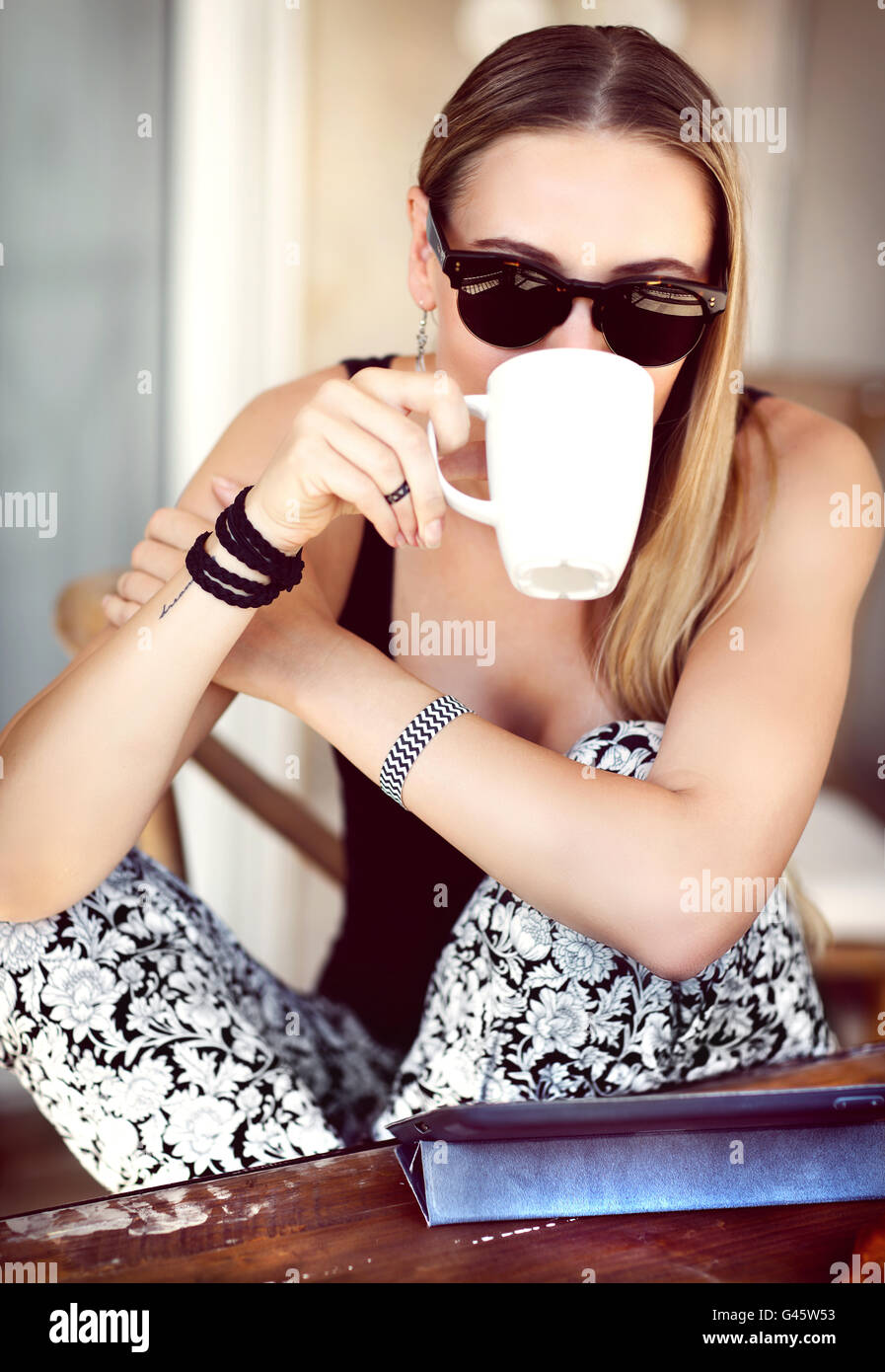 Porträt von eine schöne Frau glücklich frühstücken mit Genuss trinken Kaffee im Café, im Freien, friedlichen Morgen genießen Stockfoto