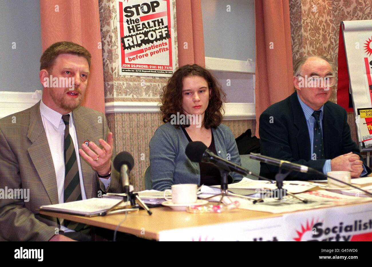 Mitglieder der neu umbenannten Sozialistischen Partei halten heute Morgen (Donnerstag) eine Pressekonferenz im Zentrum von London ab. Die Partei, die formell Mitglieder der militanten Labour-Partei ist, wird bei den Parlamentswahlen 28 Kandidaten aufstellen, obwohl ihre tatsächlichen Ziele auf die Sitze des lokalen rates nach der nationalen Abstimmung liegen. (L-R) Dave Nellist (Standing Coventry South), Hannah Sell vom Executive Committee und Peter Taffee, Generalsekretär. Foto von John Stillwell/PA. SIEHE PA GESCHICHTE POLITIK SOZIALIST. Stockfoto