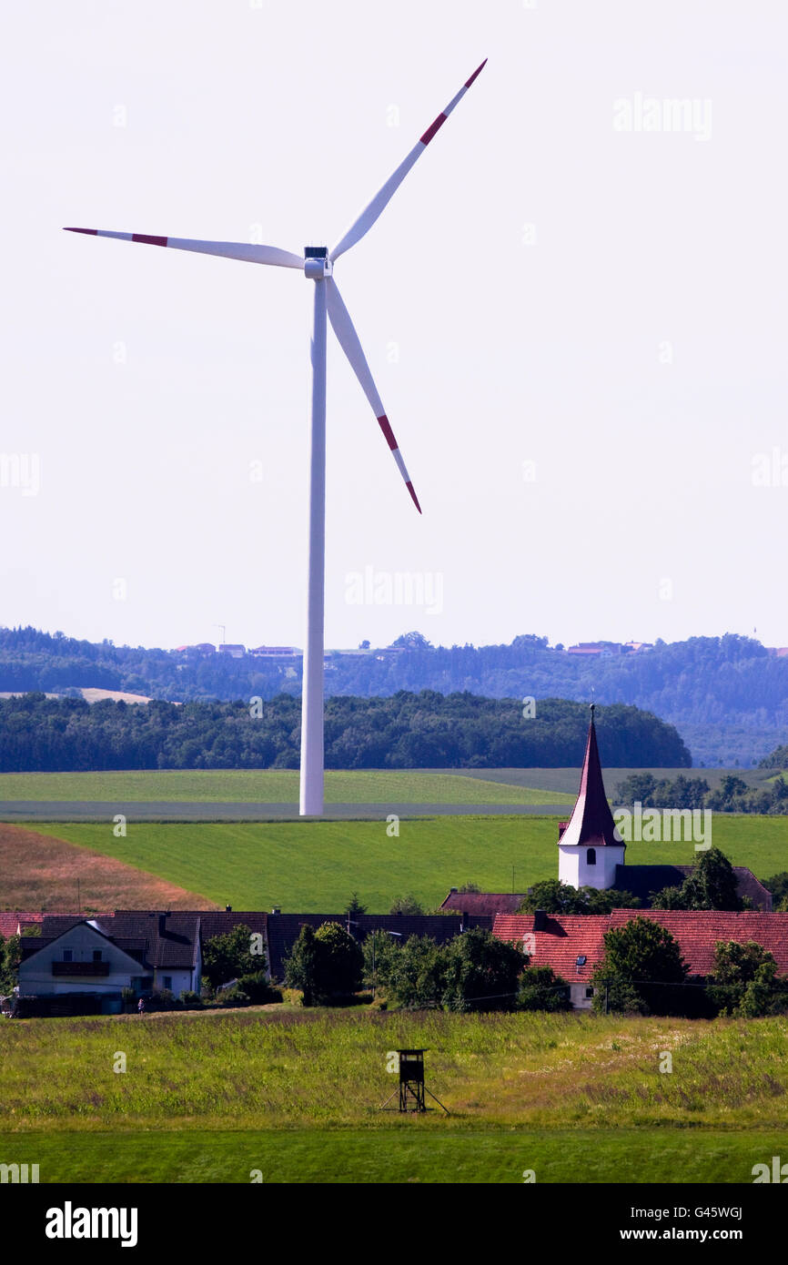 Windkraftanlage in ländlichen Wohngegend - Region Hesselberg, Bayern/Deutschland Stockfoto