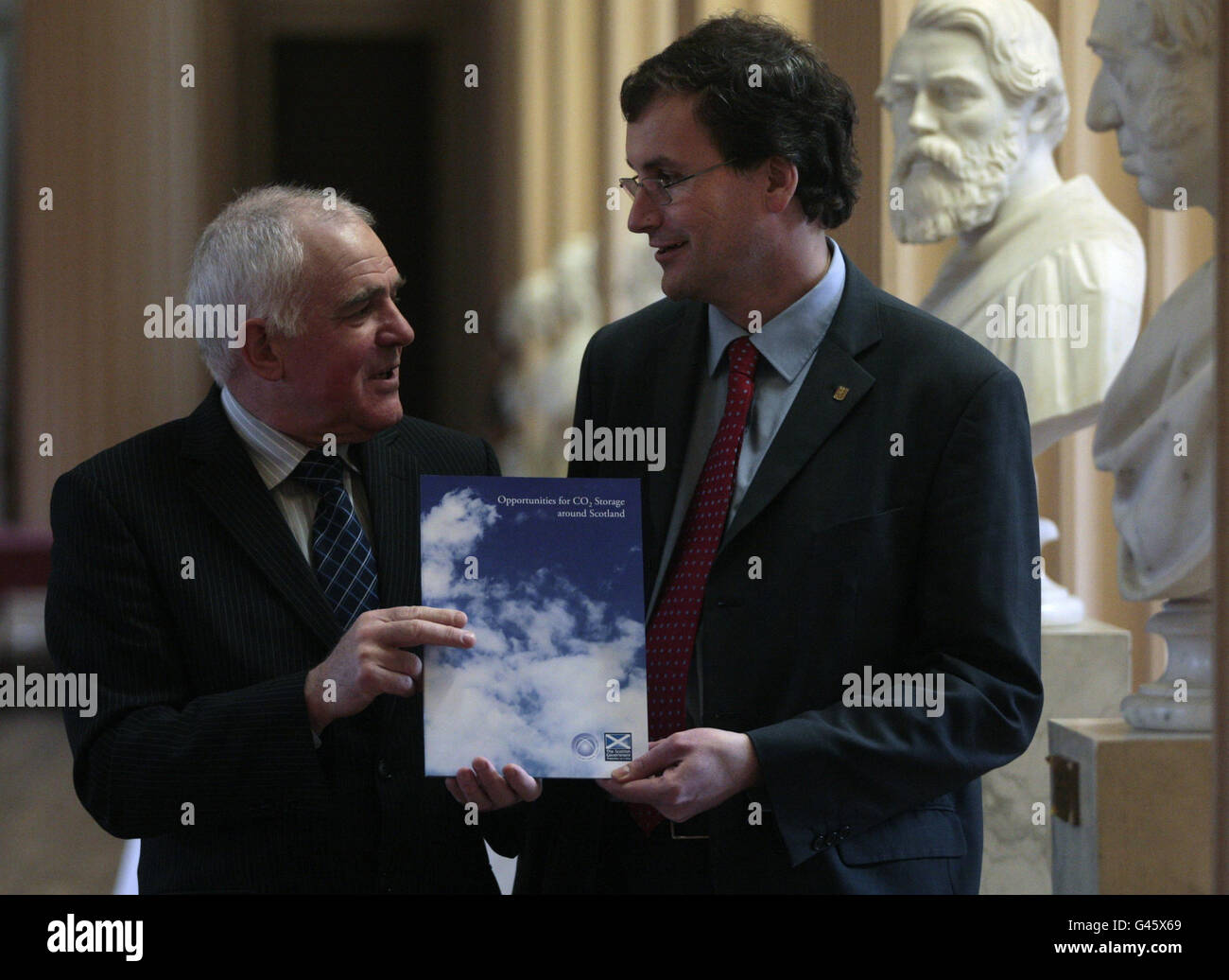 Der schottische Energieminister Jim Mather spricht mit Professor Eric Mackay (rechts), einem der Mitwirkenden an dem Bericht über Schottlands Potenzial für die Kohlenstoffspeicherindustrie in der Nordsee, zur Eröffnung in der Playfair Library in Edinburgh. Stockfoto