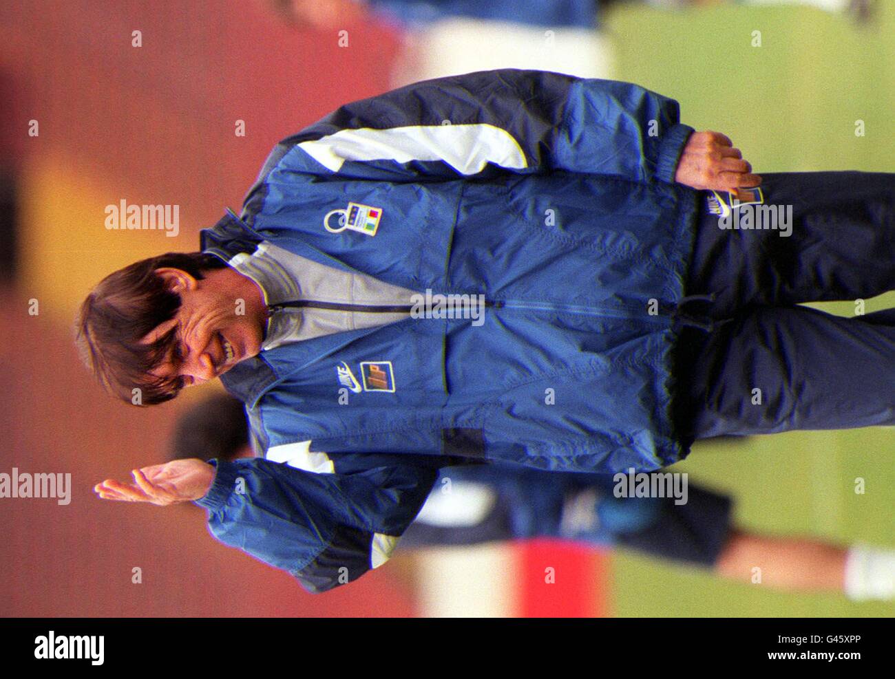 Der selbstbewusste Cesare Maldini, Italiens Fußballtrainer, spricht heute Nachmittag (Mi) mit seinen Spielern im Wembley-Stadion vor dem morgigen WM-Qualifikationsspiel gegen England. Foto bty Adam Butler/PA Stockfoto
