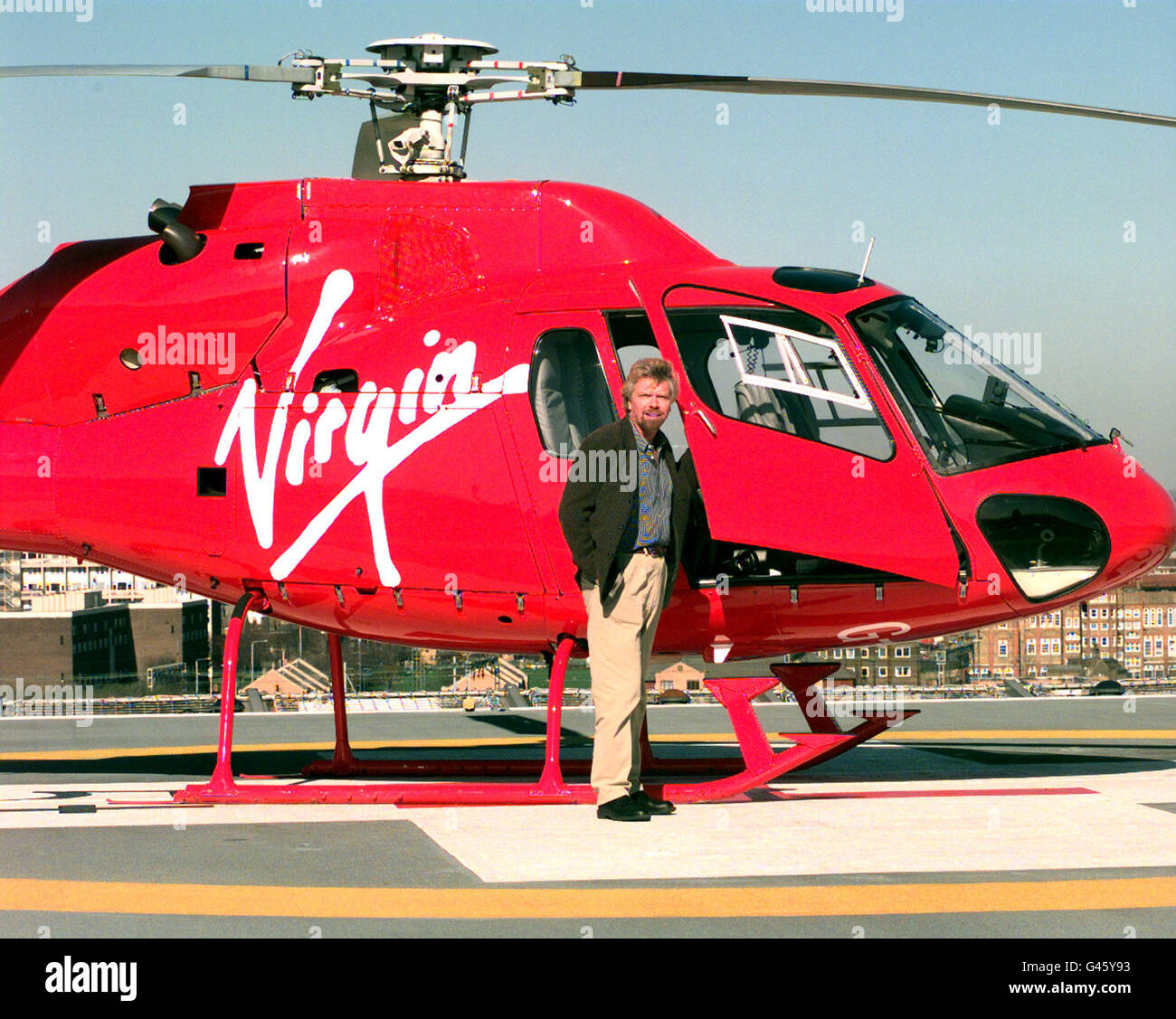 Unternehmer Richard Branson auf dem Hubschrauberlandeplatz im Royal London Hospital mit dem HEMS-Flugwagen heute (Donnerstag), für den seine Firma Virgin die Patenschaft übernehmen soll. Stockfoto