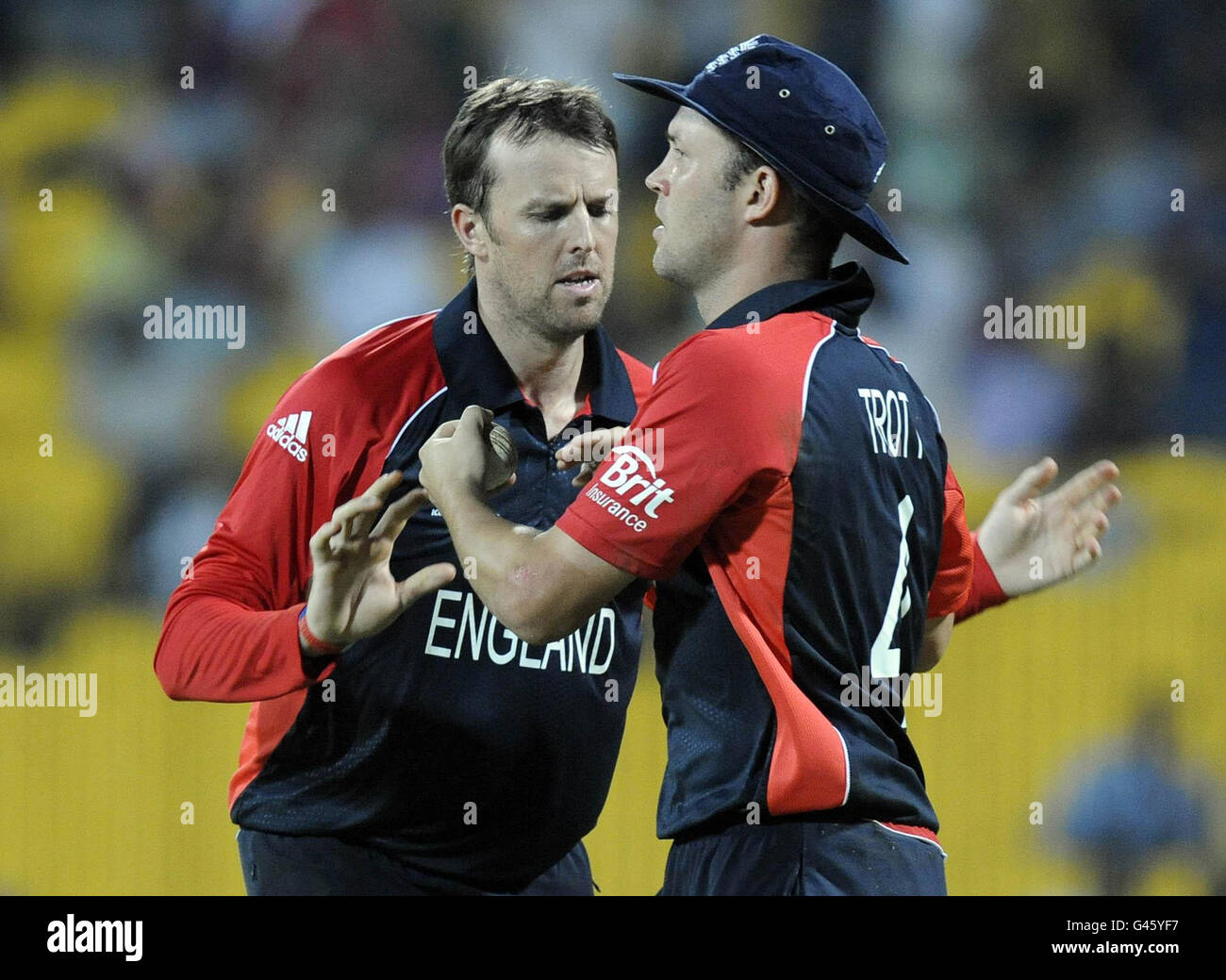 Cricket - 2011 World Cup - England gegen West Indies - Chidambaram Stadium. Der englische Graeme Swann gratuliert Jonathan Trott (rechts) während des ICC-WM-Spiels im Chidambaram Stadium, Chennai, Indien. Stockfoto