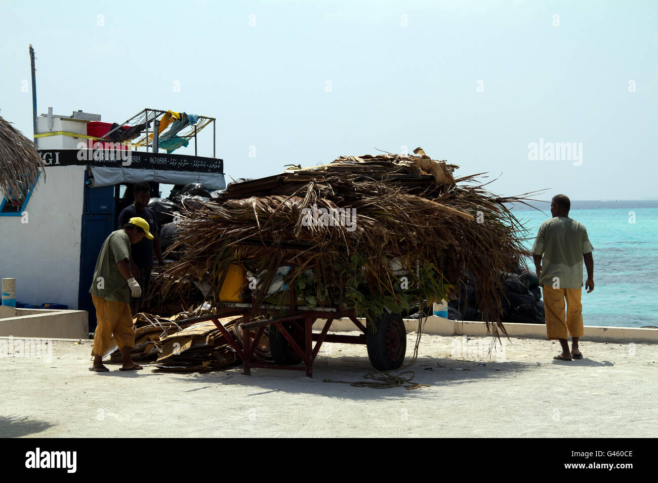 Ein Boot laden Müll aus einer Ferieninsel auf den Malediven. Dadurch gelangen Sie in den Müll Insel Thilafushi. Stockfoto