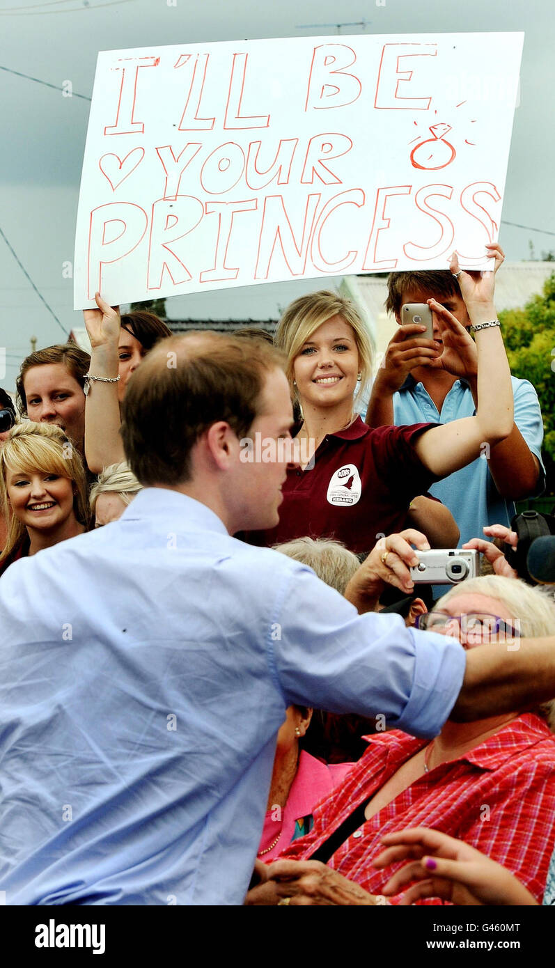 Tiana O'Brien hält ein Schild mit der Aufschrift: "Ich werde deine Prinzessin sein" für Prinz William, nur um von ihm gesagt zu werden: "Sorry, du bist zu spät" bei einem Spaziergang in Kerang Südaustralien, am letzten Tag seines Besuchs in Neuseeland und Australien. Stockfoto